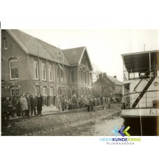 Hoogwater met de Wilhelmien naar Spijk x = Jonker, Fielb, Gerard F00001546